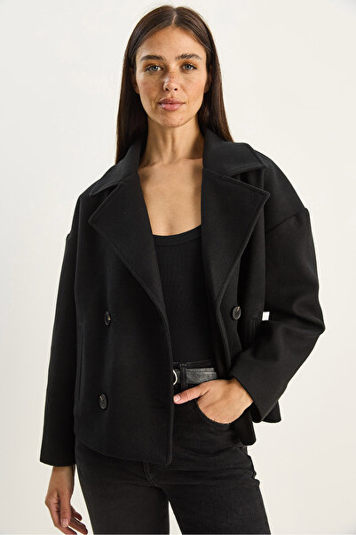 Bianco Lucci Γυναικείο κοντό παλτό με φαρδύ γιακά με λεπτομέρεια τσέπης και επένδυση με κουμπιά 2517 60283788