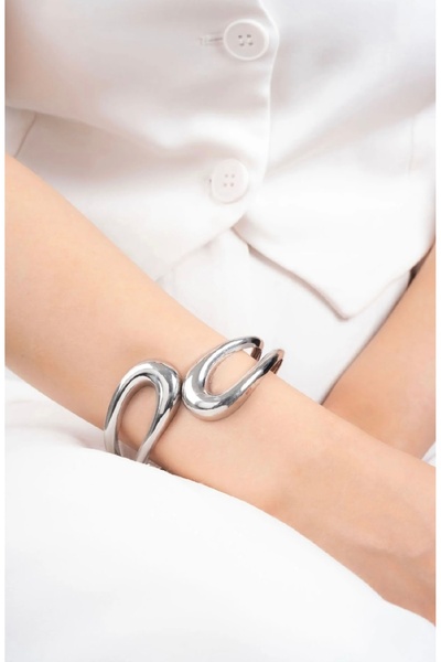 İnci Sade ve şık tasarımlı gümüş renk kadın bileklik