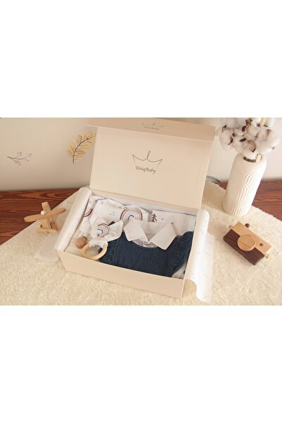 Uniq Baby Gökkuşağı Desenli %100 Pamuk 8 Parça Kız Bebek Hediye Kutusu – Pike, Müslin Set ve Kot Tulum