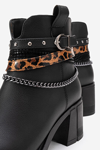 Nuvve Fierce Kadın Siyah Deri Zincir Detaylı Leopar Tokalı Topuklu Bot