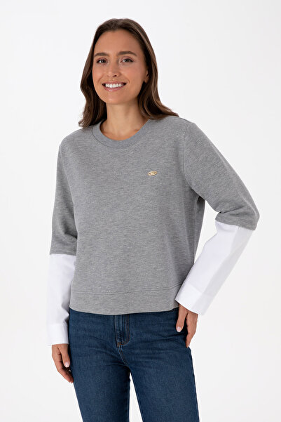 U.S. Polo Assn. سويت شيرت نسائي ذو ياقة دائرية وتفاصيل قميص رمادي اللون 50315...