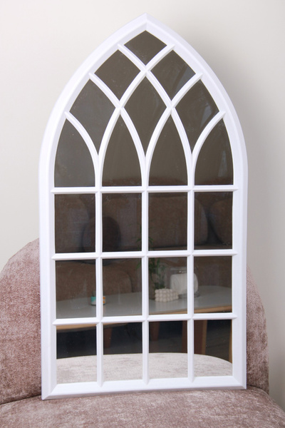 Generic An elegant mirror with a luxurious frame adds a touch of sophistication to any space. 92 x 51 cm