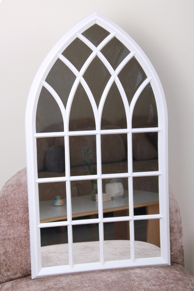 Generic An elegant mirror with a luxurious frame adds a touch of sophistication to any space. 92 x 51 cm