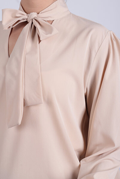 armonika Γυναικεία μπλούζα σε ανοιχτό μπεζ χρώμα με δεμένο λαιμό και ελαστικό μανίκι ARM-25K001096