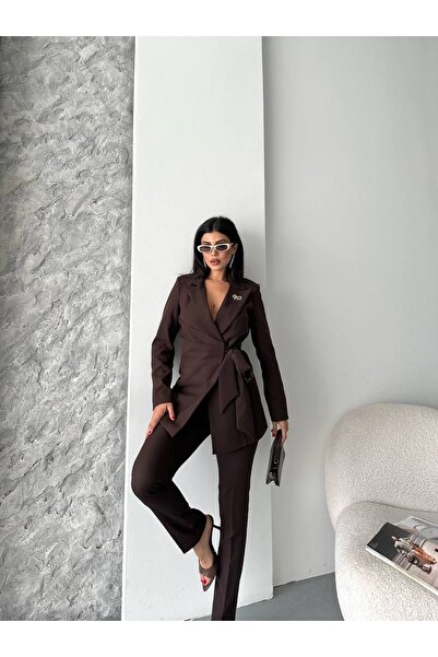 Bella Breeze Kadın Broş Detaylı Bağlamalı Ceket Pantolon Takım Elbise