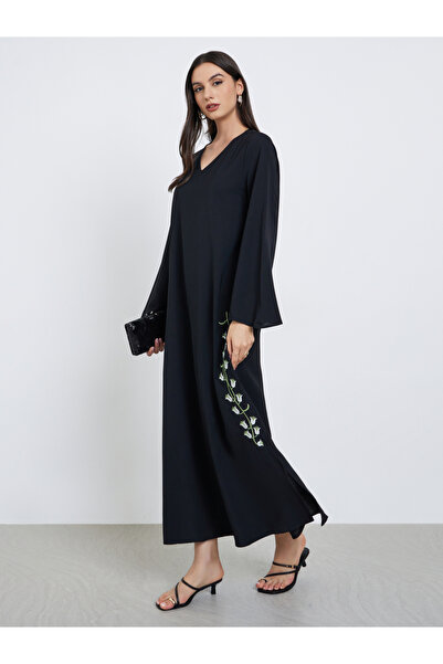 Take Two By Styli جلابية سوداء مطرزة بالورود مع فتحة في شق