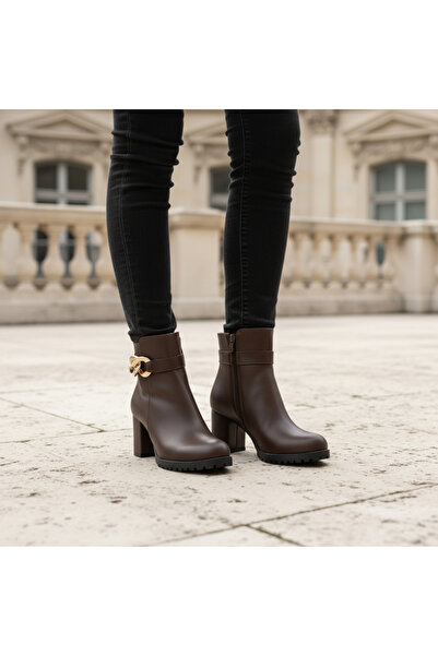 sv savves Φθινοπωρινές γυναικείες μπότες από συνθετικό δέρμα με τακούνι 9 εκ. με λεπτομέρεια από αλυσίδα - Μπότες με τακούνι με λεπτομέρεια από αλυσίδα