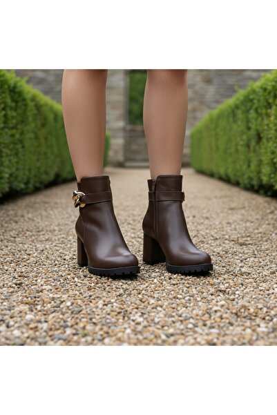 sv savves Φθινοπωρινές γυναικείες μπότες από συνθετικό δέρμα με τακούνι 9 εκ. με λεπτομέρεια από αλυσίδα - Μπότες με τακούνι με λεπτομέρεια από αλυσίδα