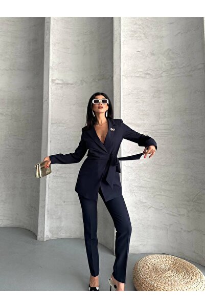 Bella Breeze Kadın Broş Detaylı Bağlamalı Ceket Pantolon Takım Elbise