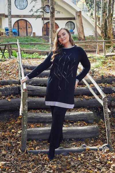 QUAWEAR Crew Neck Collar, Sleeve Hem, Skirt Hem Garni Fabric, Stone Detailed Tunic and Pants Two-Piece Set