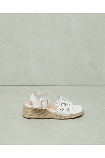 REDTAG صندل أبيض مزخرف للفتيات الكبيرات