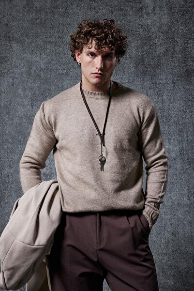 ablukaonline Ανδρικό πουλόβερ με λαιμόκοψη με κανονική εφαρμογή σε χρώμα πέτρας