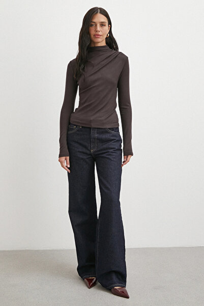 Never more Μπλούζα με πλισέ στους ώμους και ψηλό λαιμό καφέ