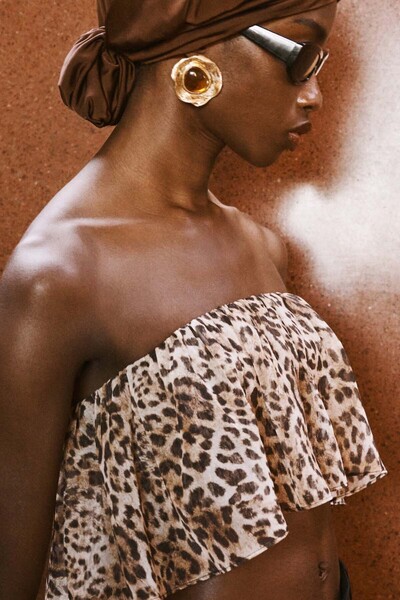 AMORE.İST STORE Gold Çiçek Çerçeveli Büyük Boy Küpe