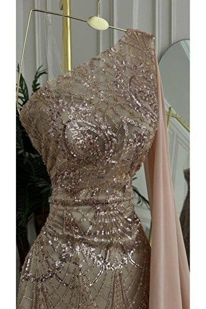 FAKHM AL SAWAR A luxurious and elegant dress with a shawl