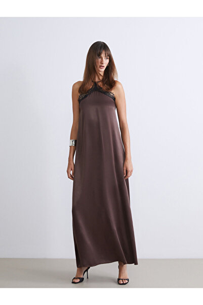 LC Waikiki فستان فيجن نيو سيزون من الساتان ذو ياقة هالتر وتفاصيل دانتيل