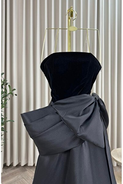 Diva style A modern and elegant black evening dress