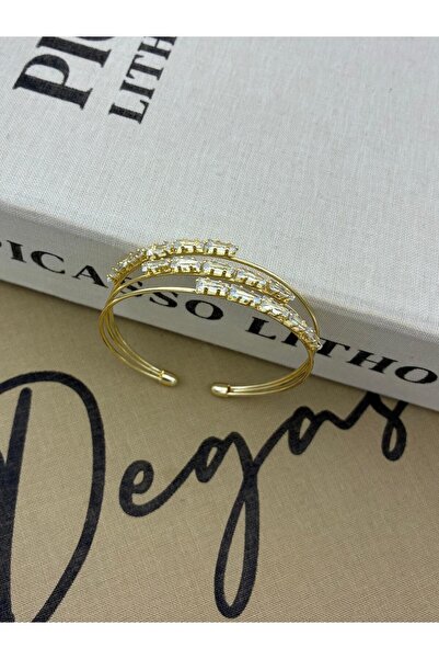 Hedef Bijuteri سوار من الزركون المثلثي ذو ثلاثة صفوف قابل للتعديل باللون الذهبي