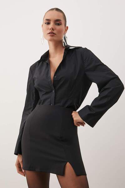 Trendyol Collection Чорна ткана спідниця з розрізом TPRAW23ET00014