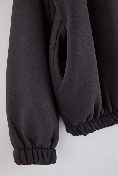 Trendyol Curve سترة رياضية كبيرة الحجم/واسعة الحجم بياقة بومبر من أنثراسايت مع سحاب أمامي مقاس كبير TBBAW26AO00038