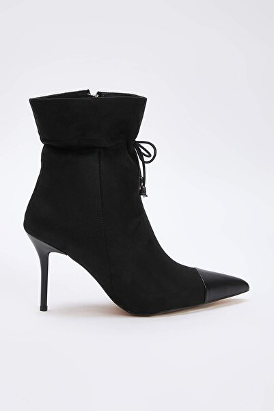 TRENDYOL SHOES Μαύρα δερμάτινα μποτάκια με λεπτό τακούνι με λεπτομέρεια από κορδόνια TAKAW26BO00106