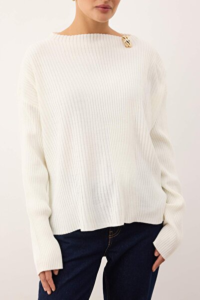 Trendyol Collection Ecru-Strickpullover mit U-Boot-Ausschnitt und Accessoire-Detail TWOAW26KZ00203