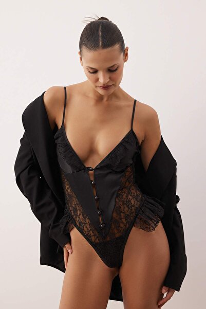 Trendyol Collection Schwarzer bodenloser Fantasy-Body aus Spitze und Satin mit Rüschen THMAW26BD00003