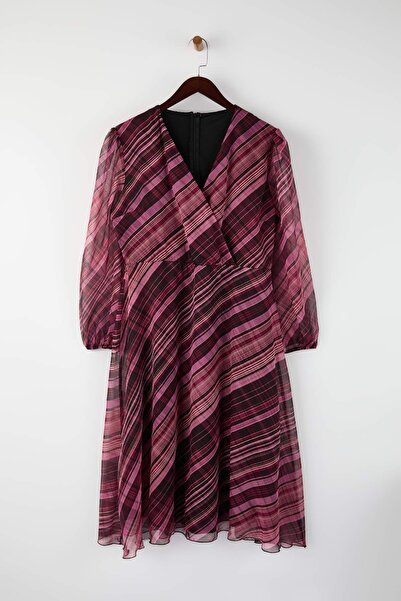 Trendyol Curve فستان منسوج من الشيفون متعدد الألوان بحزام على شكل حرف A متوسط ​​الطول وياقة مزدوجة الصدر ونمط منقوش TBBAW25AH00108