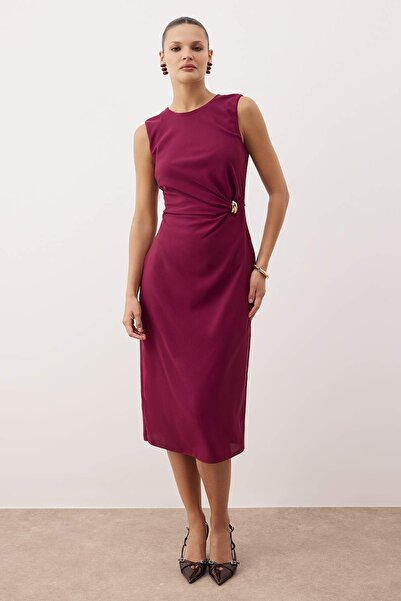 Trendyol Collection Σκούρο μωβ ίσιο φόρεμα με λεπτομέρεια αξεσουάρ που αγκαλιάζει το σώμα TWOSS25EL00204