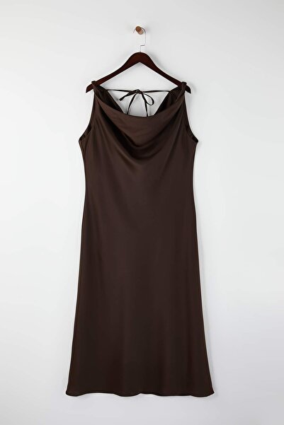 Trendyol Curve فستان بني ميدي بياقة ديجاجيه من الساتان المنسوج مقاس كبير TBBAW26AH00083