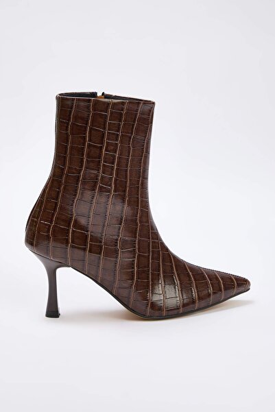 TRENDYOL SHOES Braune Krokodil-Stiefeletten mit dünnem Absatz für Damen TAKAW26BO00058