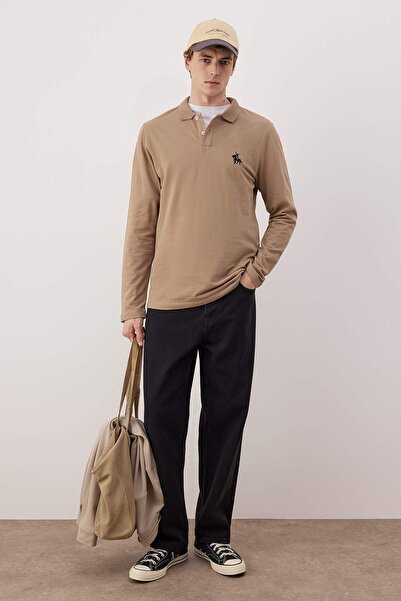 Trendyol Collection Nerzfarbenes T-Shirt aus 100 % Baumwolle mit schmaler Passform, langen Ärmeln und Pferde-Stickerei am Polokragen TMNAW25PO00000