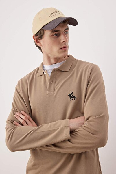 Trendyol Collection Nerzfarbenes T-Shirt aus 100 % Baumwolle mit schmaler Passform, langen Ärmeln und Pferde-Stickerei am Polokragen TMNAW25PO00000