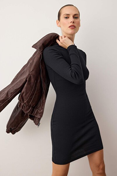 Trendyol Collection Černý vypasovaný ministojáček s límcem žebrovaný flexibilní pletené tužkové šaty TWOAW21EL2244