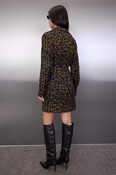 Trendyol Collection Καφέ φόρεμα με μοτίβο ζώων με διπλό λαιμό κοντό / μίνι υφαντό φόρεμα TWOAW26EL00343