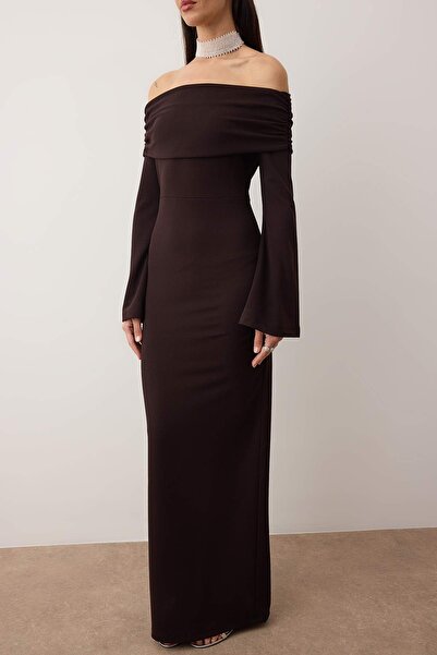 Trendyol Collection Καφέ Πλεκτό Μάξι Κομψό Βραδινό Φόρεμα Αποφοίτησης με λαιμόκοψη Carmen TPRSS24AE00204