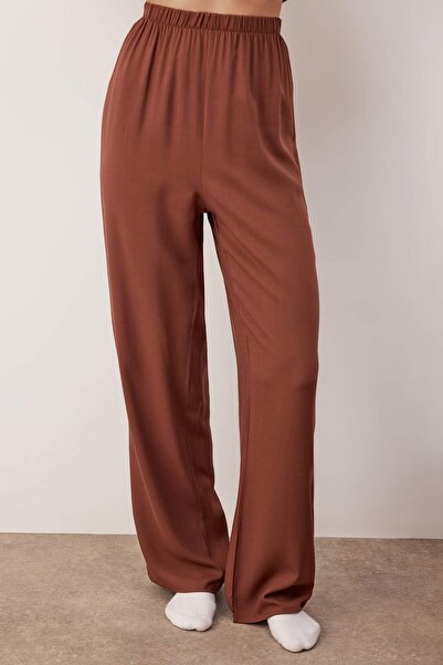 Trendyol Collection Pyjama-Set aus gewebter Viskose mit braunem Band/Schleife und Paspelierung THMAW25PT00032