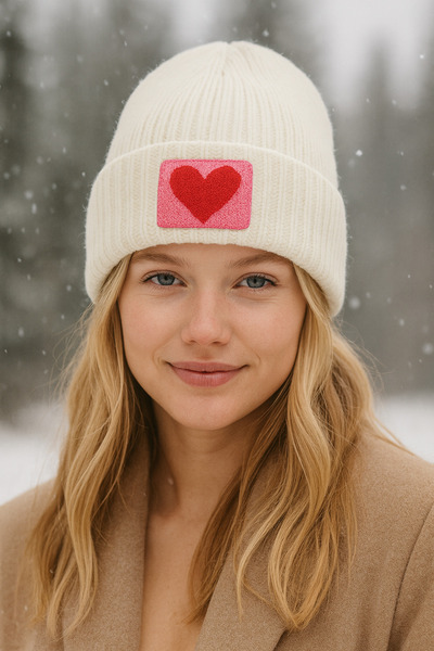 byebruketenci قبعة صوف كريمية باللونين الأحمر والوردي مع تفاصيل لكمة القلب
