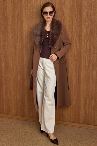 Olcay Dlouhý kabát TABA 3804 s odnímatelnou kožešinou a zavazováním v pase