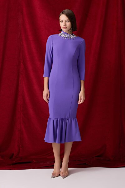 Jus De Pommes MOR YAKASI TAŞ İŞLEMELİ VOLANLI MİDİ BOY ELBİSE