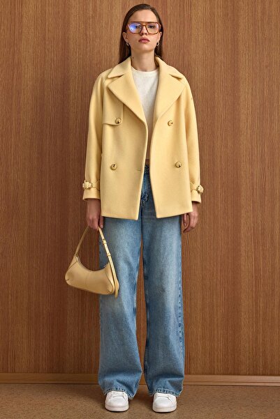 Olcay Pelerin ve Kol Patı Detaylı Kruvaze Kısa Kaban SARI 3161