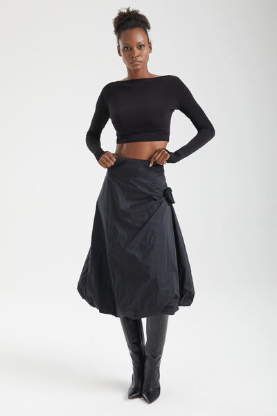 IMBUE تنورة بالون متوسطة الطول باللون الأسود مع تفاصيل وردية منقوشة على شكل مظلة