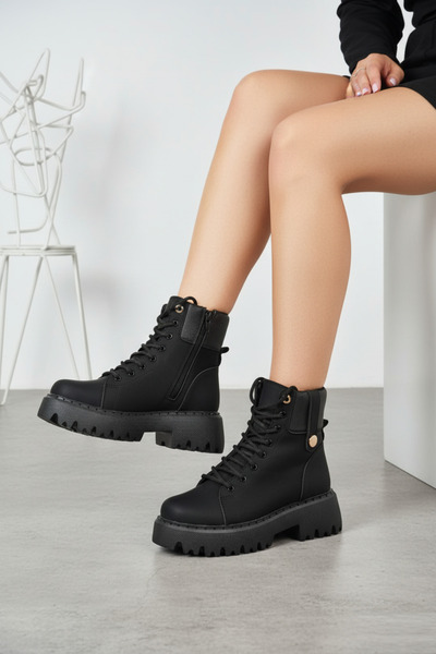 Fox Shoes R973970101 Μαύρες γυναικείες μπότες μάχης με χοντρή σόλα από Nubuck