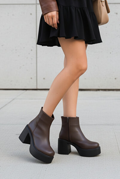 Limeo Γυναικείες κοντές μπότες με ψηλό τακούνι σε καφέ χρώμα με φερμουάρ στο πλάι