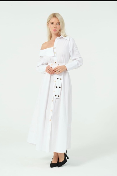 Kübra özbey boutıque Tek omzu açık kemerli gold düğmeli gömlek elbise