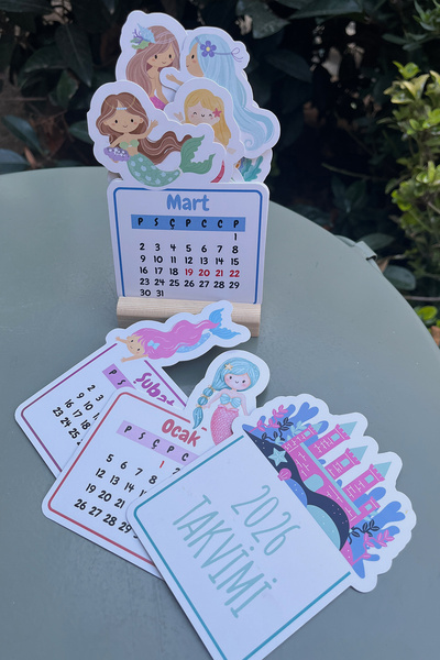 Anime Marketi 2026 Deniz Kızı Temalı Ahşap Ayaklı Masa Takvimi | 18x12 cm Özel Tasarım Takvim