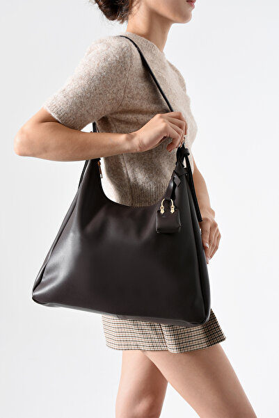 bahwar حقيبة كتف يومية من الجلد النباتي بإبزيم بيضاوي باللون البني المر