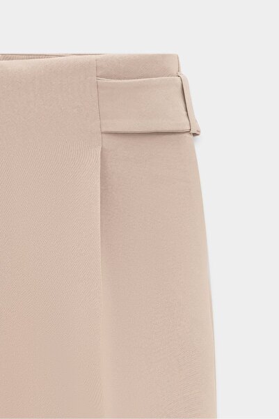 Saade Pleated carrot cut belt detailed trousers