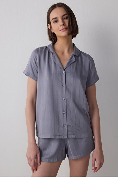 Penti Graues Chloe-Pyjama-Set aus Satin-Hemd und Shorts