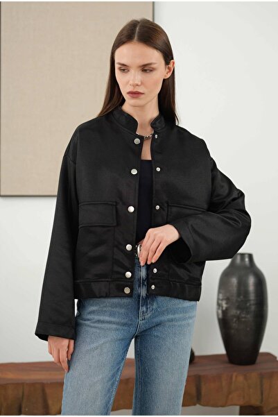 HEQA Чорна куртка-бомбер - з брошкою
